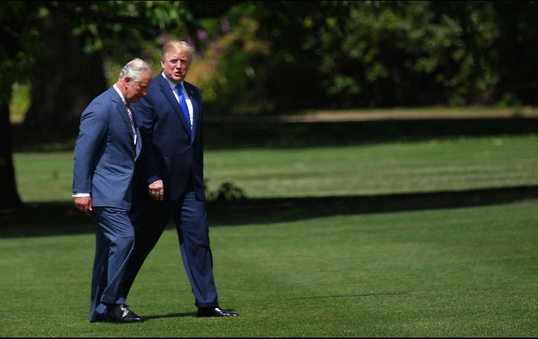 El príncipe Carlos y Donald Trump caminan en los jardines del palacio de Buckingham. AFP/M. Ngan