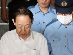 Hideaki Kumazawa (i) sale de una estación policial este lunes en Tokio. AP/Kyodo News/K. Fukuhara