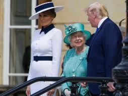 La reina Isabel II (c) platica con el presidente Trump junto a Melania Trump en el Palacio de Buckingham en Londres. AP/A. Brandon