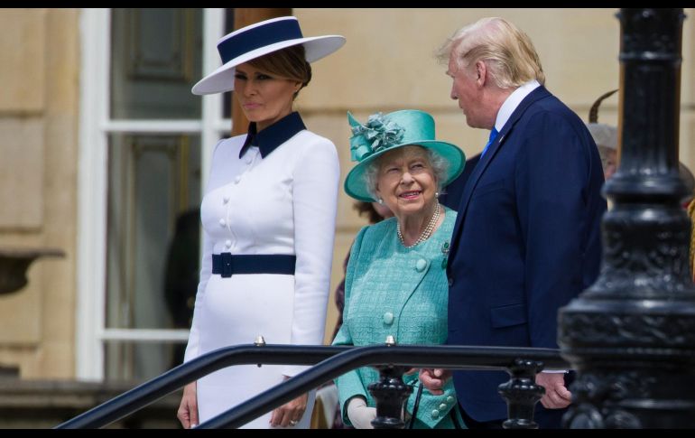 La reina Isabel II (c) platica con el presidente Trump junto a Melania Trump en el Palacio de Buckingham en Londres. AP/A. Brandon