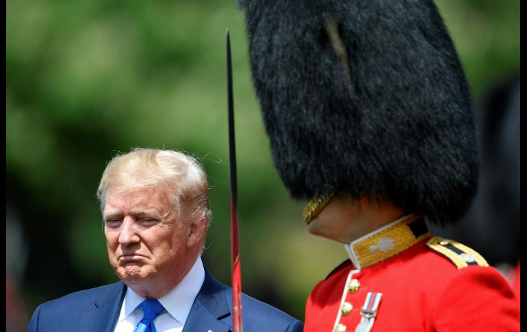 Trump inspecciona una guardia de honor durante la ceremonia de bienvenida en el jardín del Palacio. AP/T. Melville