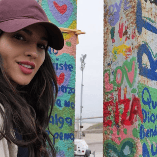 Eiza González restaura el "Mural de la hermandad" en Tijuana