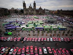 Taxistas se concentran frente a Palacio Nacional y Catedral en CDMX