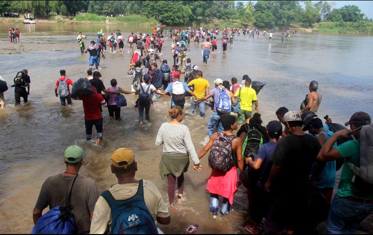 Migrantes cruzan rl río Suchiate hacia México. SUN/Archivo