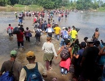 Migrantes cruzan rl río Suchiate hacia México. SUN/Archivo
