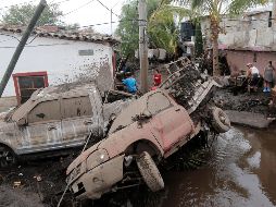 Lodo, troncos, camionetas varadas y demás desperdicios es lo que quedó en las calles de San Gabriel. Los pobladores y autoridades comenzaron las labores de limpieza. EFE/F. Guasco