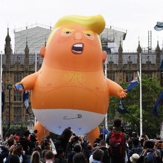 "Baby Trump" sobrevuela Londres en protesta multitudinaria