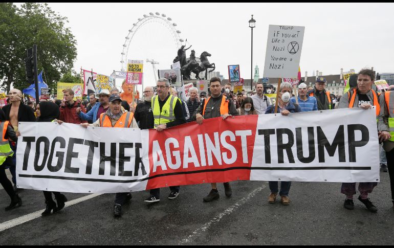 Ciudadanos protestaron con gritos, carteles, caretas o pelucas.