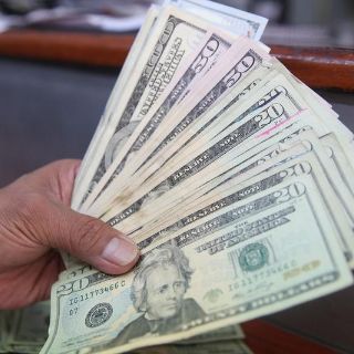Dólar baja 22 centavos, abre en 20.02 pesos a la venta en bancos