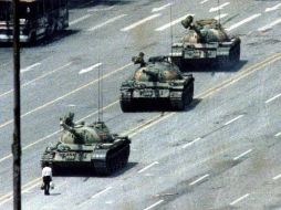 El hombre del tanque, también apodado como el rebelde desconocido, protagoniza la imagen que dio la vuelta al mundo sobre lo que ocurrió en Pekín en junio de 1989. REUTERS