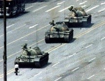 El hombre del tanque, también apodado como el rebelde desconocido, protagoniza la imagen que dio la vuelta al mundo sobre lo que ocurrió en Pekín en junio de 1989. REUTERS