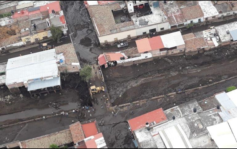 Autoridades estatales anunciaron ayer que se destinarán alrededor de 120 millones de pesos para obras de infraestructura dañada en el municipio. ESPECIAL/Protección Civil Jalisco/ARCHIVO
