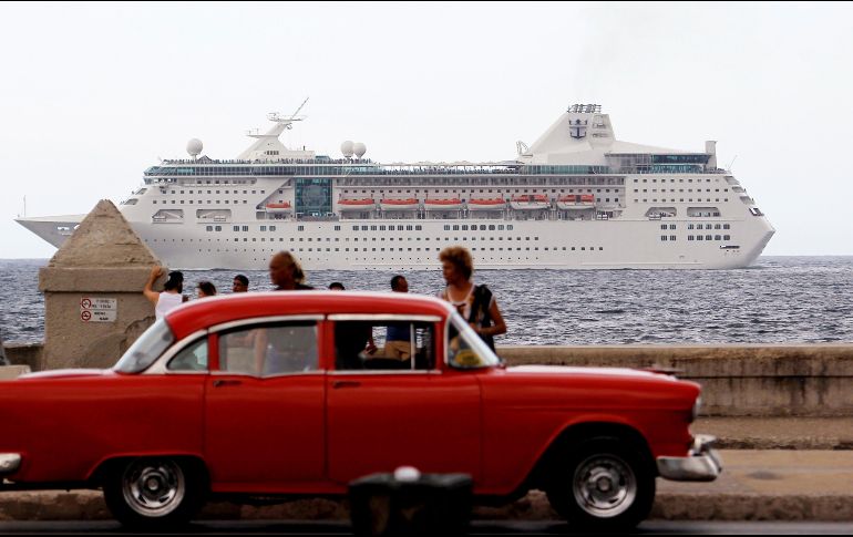 Un crucero con turistas pasa frente al Malecón de La Habana. EFE/E. Mastrascusa