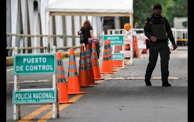 Un policía camina por el puente José Antonio Paez en Arauca.