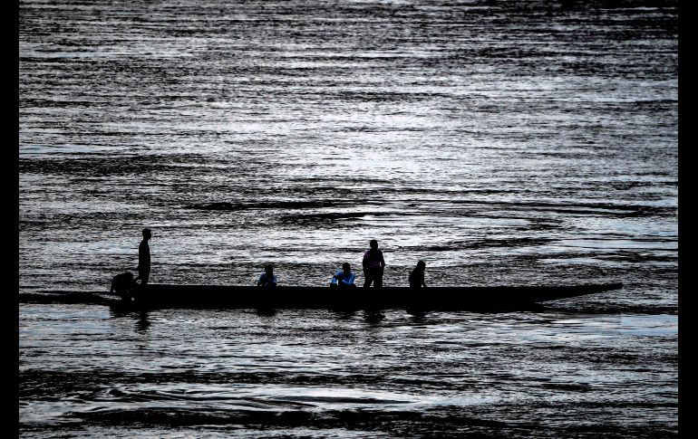 Migrantes venezolanos cruzan en canoa hacia Arauca, Colombia.