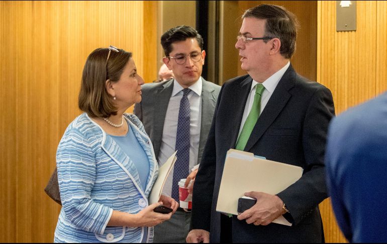 La embajadora Martha Bárcena (i); y el secretario de Relaciones Exteriores, Marcelo Ebrard, hablan durante una conferencia de prensa en la Embajada de México en Washington. AP/A. Harnik
