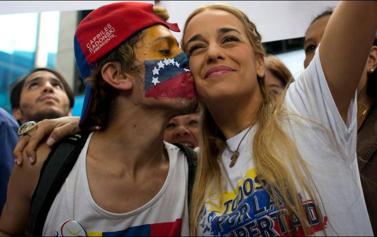Un partidario besa a Lilian Tintori durante una manifestación fuera del edificio de oficinas de la Organización de los Estados Americanos, en Caracas. AP/A. Cubillos