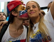 Un partidario besa a Lilian Tintori durante una manifestación fuera del edificio de oficinas de la Organización de los Estados Americanos, en Caracas. AP/A. Cubillos
