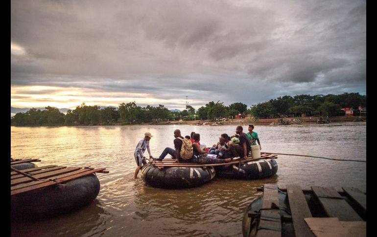 Migrantes africanos ingresan a territorio mexicano utilizando el cruce del río Suchiate, en una imagen del 2 de junio. EFE/L. Villalobos