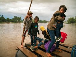 Migrantes africanos ingresan a territorio mexicano utilizando el cruce del río Suchiate, en una imagen del 2 de junio. EFE/L. Villalobos