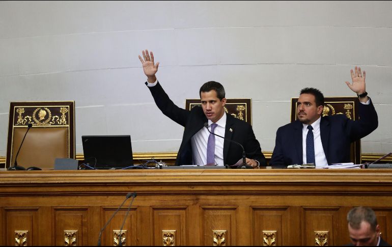 El presidente de la Asamblea Nacional de Venezuela, Juan Guaidó (c), y el segundo vicepresidente, Stalin González (d), presiden este martes una sesión del Parlamento. EFE/R. Peña