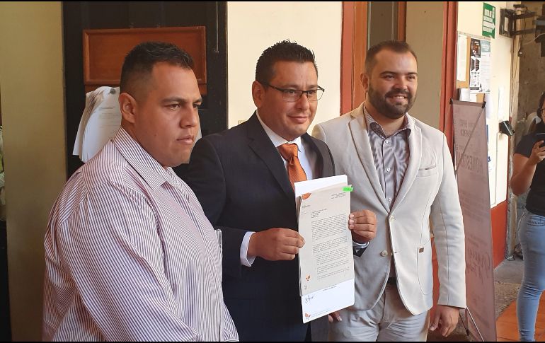 Los diputados Gerardo Quirino del PRD, e Ismael Espanta Tejeda de MC, acompañaron al secretario municipal de Tlajomulco a presentar su propuesta. EL INFORMADOR / R. Rivas