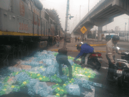 No se reportaron lesionados tras el accidente, pero decenas de personas aprovecharon para llevarse la mercancía. ESPECIAL