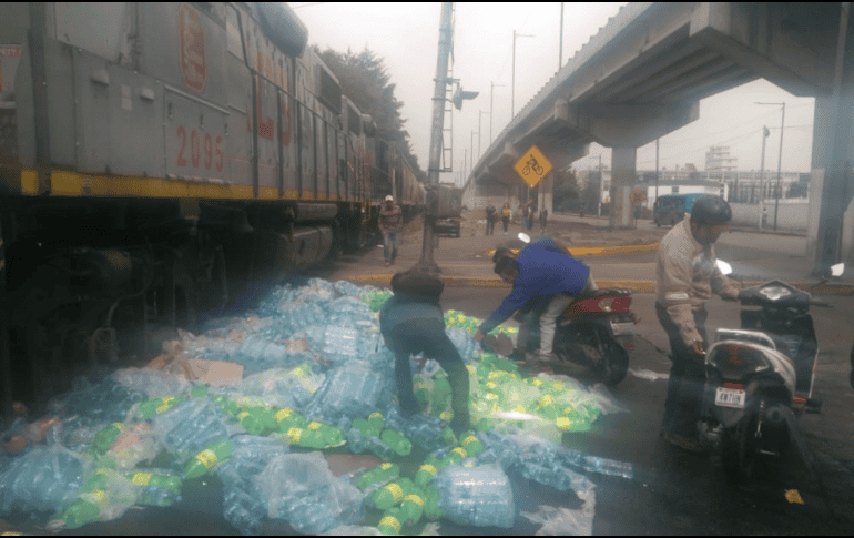 No se reportaron lesionados tras el accidente, pero decenas de personas aprovecharon para llevarse la mercancía. ESPECIAL
