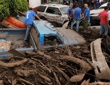 Actualmente, en las calles se acumulan toneladas de lodo y material arrastrado por el río. EFE / ARCHIVO