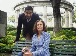 Albeniz Garduño (de pie) e Irene Ortiz invitan a los espectadores a disfrutar de la programación del evento. EL INFORMADOR / A. Camacho