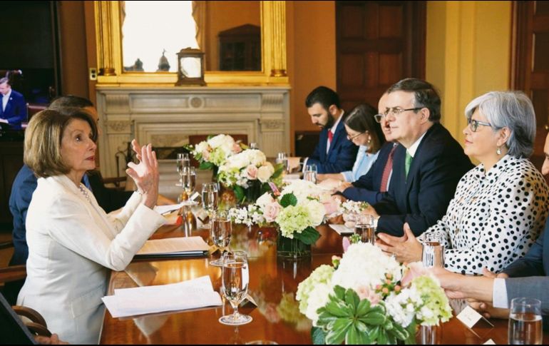 Nancy Pelosi (izquierda), presidenta de la Cámara de Representantes de EU, en un encuentro con la delegación mexicana que negociará la eventual aplicación de aranceles. ESPECIAL