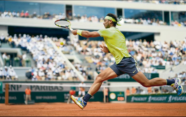 El español Rafael Nadal regresa una bola al japonés Kei Nishikori, a quien superó en tres sets. AFP