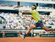 El español Rafael Nadal regresa una bola al japonés Kei Nishikori, a quien superó en tres sets. AFP