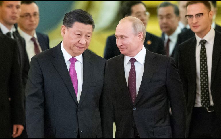 Después de escuchar los himnos de ambos países, Putin y Xi iniciaron su reunión acompañados de la plana mayor de cada nación. EFE / A. Druzhinin