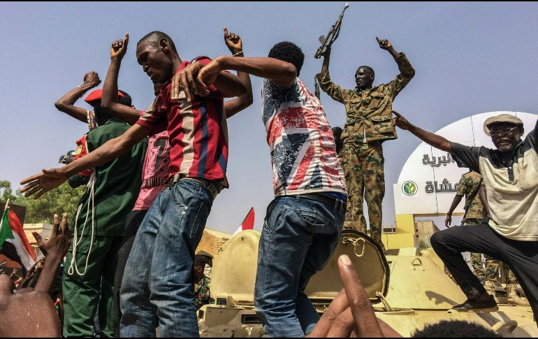 Los militares, que ostentan el poder desde el derrocamiento de Omar al Bashir, irrumpieron a tiros la mañana del lunes en el campamento opositor del centro de Jartum. AP