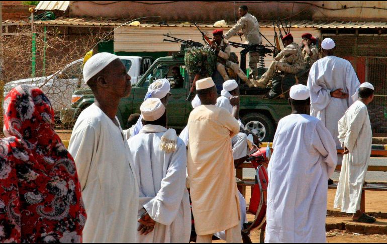 Los militares, que ostentan el poder desde el derrocamiento de Omar al Bashir, irrumpieron a tiros la mañana del lunes en el campamento opositor del centro de Jartum. AFP