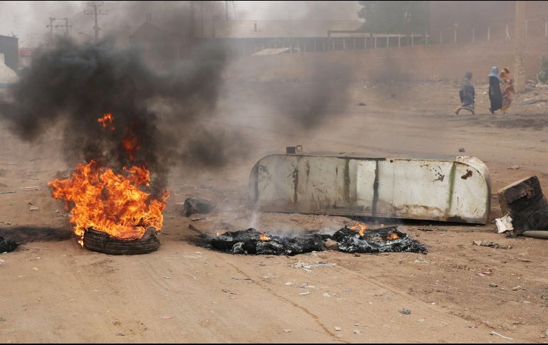 Un neumático arde en una carretera cortada del centro de Jartum, este martes, en Sudán. EFE/M. Ali