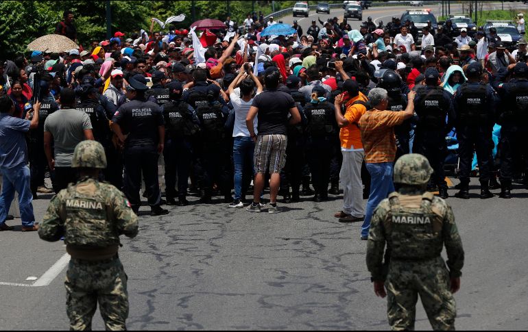 Los agentes afirmaron que tenían órdenes de pedirle a los migrantes abordar autobuses para llevarlos a un campamento en las afueras de Tapachula. AP/M. Urgarte