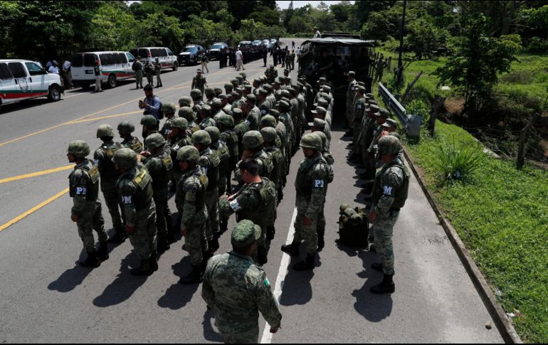 Los agentes afirmaron que tenían órdenes de pedirle a los migrantes abordar autobuses para llevarlos a un campamento en las afueras de Tapachula. AP/M. Urgarte