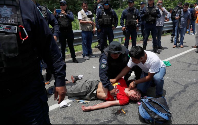 Autoridades atienden a un migrante que se desmayó en medio de los operativos. AP/M. Urgarte