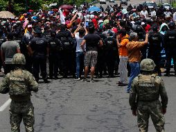 Los agentes afirmaron que tenían órdenes de pedirle a los migrantes abordar autobuses para llevarlos a un campamento en las afueras de Tapachula. AP/M. Urgarte