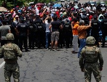 Los agentes afirmaron que tenían órdenes de pedirle a los migrantes abordar autobuses para llevarlos a un campamento en las afueras de Tapachula. AP/M. Urgarte