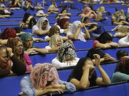 Hombres, mujeres y niños ocupan las bancas del templo: unos pensativos, otros orando con los ojos cerrados y la mayoría llorando. EFE/F. Guasco