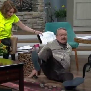 Pedro Sola pierde el equilibrio y sufre caída en programa