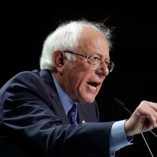 Bernie Sanders acusa a dueños de Walmart de lucrarse a costa de empleados