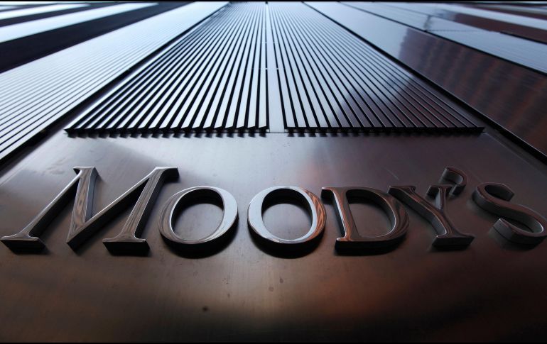 Moody's toma la decisión debido al debilitamiento en la confianza de inversionistas, perspectivas económicas y cambios en la política energética. AFP/ARCHIVO