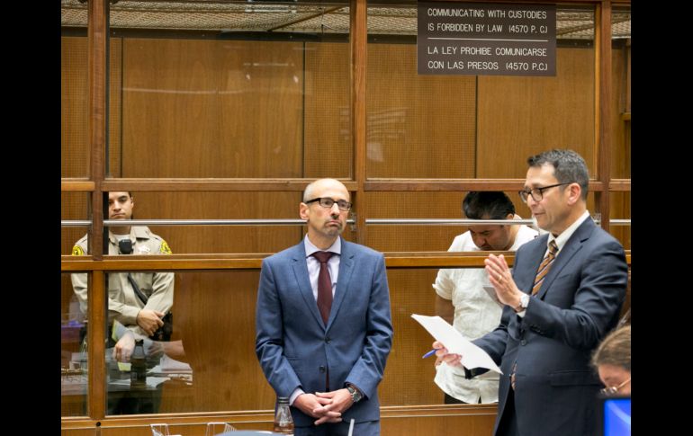 Naasón Joaquín García, líder de La Luz del Mundo, apareció en la Corte de Los Ángeles con sus abogados Dmitry Gorin (izq) y Alan Eisner (der). AP / D Dovarganes