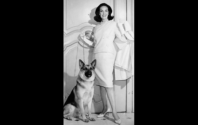 María Félix, “la Doña”, estrenando verano con su perro.