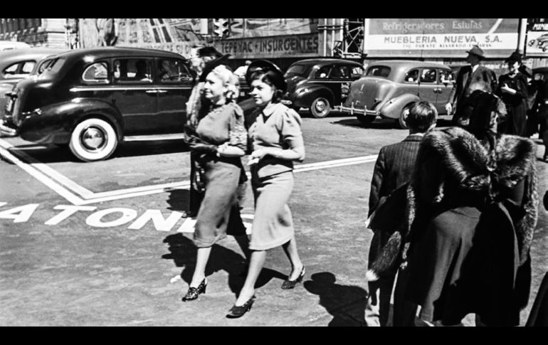 Dos mujeres caminando en los años 50 por lo que actualmente es la Av Juárez de la Ciudad de México.