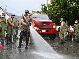 Elementos del Ejército, la Unidad Estatal de Protección Civil y Bomberos de Jalisco trabajan en las labores de limpieza en la plaza principal de San Gabriel. NOTIMEX